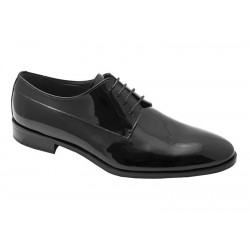 ELEGANT LACE-UP SHOE IN BLACK PATENT LEATHER.