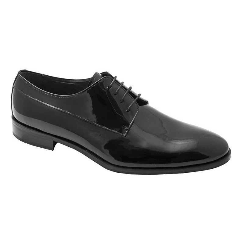 ELEGANT LACE-UP SHOE IN BLACK PATENT LEATHER.