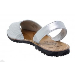 MENORQUINA: 522AV LOW SANDAL NATURAL LEATHER IN SILVER.